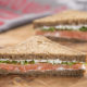 toast s lososem